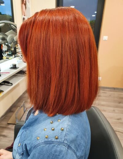 Cheveux lisses roux cuivré, vus de dos