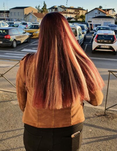 Cheveux longs lisses aux nuances cuivrées, vus de dos