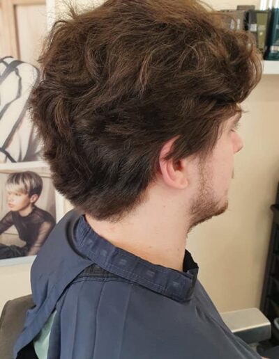 Coupe homme avec cheveux bruns longs et ondulés sur le dessus