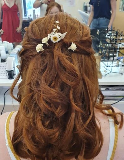 Demi-attache sur cheveux ondulés avec petites fleurs décoratives