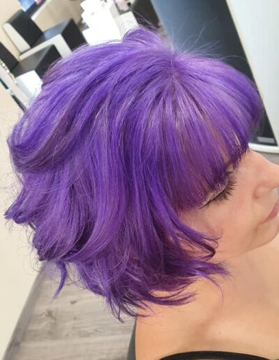 Coupe courte violette avec côtés très courts