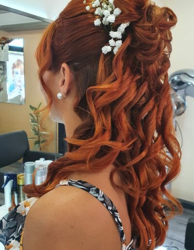 Cheveux roux bouclés partiellement attachés