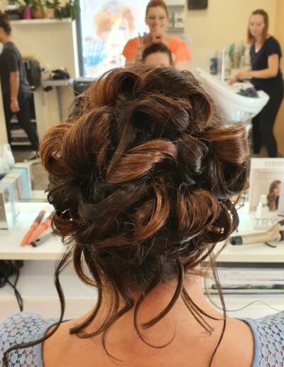 Chignon volumineux formé de boucles entrelacées