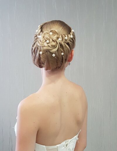 Chignon blond orné de petits accessoires floraux