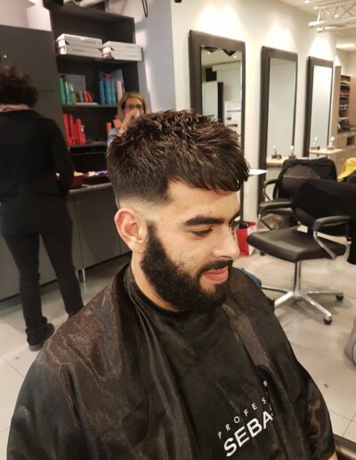 Coupe homme courte sur les côtés avec cheveux coiffés vers le haut