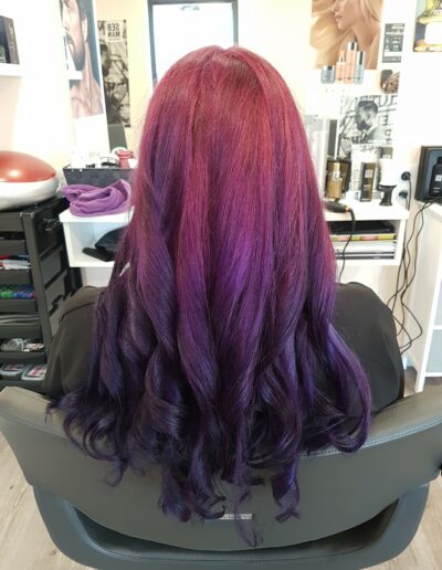 Cheveux longs lisses aux nuances violettes et roses