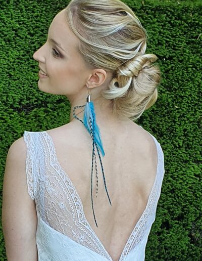 Femme blonde portant un chignon bas, vue de profil