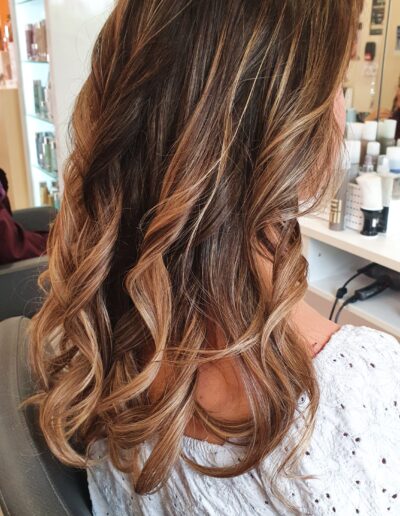 Cheveux mi-longs bruns coiffés en ondulations