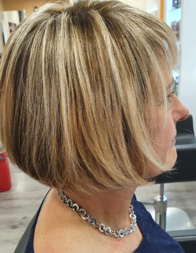 Cheveux blonds lisses avec mèches claires et foncées