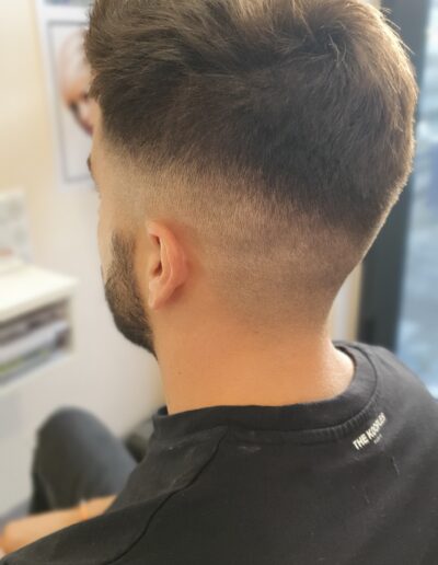 Coupe homme avec dégradé court sur les côtés et la nuque