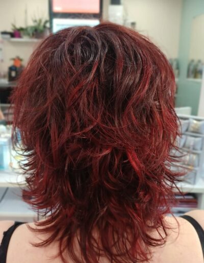 Cheveux courts ondulés aux reflets rouges
