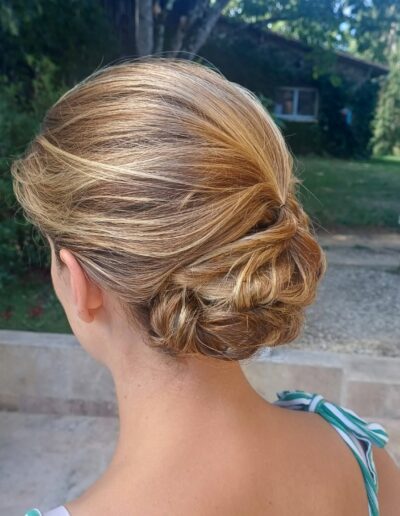 Chignon bas sur cheveux blonds aux mèches entrecroisées